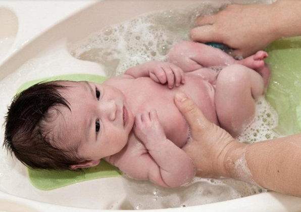 Tắm trẻ sơ sinh
