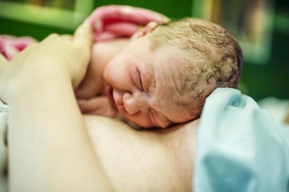 Trẻ sơ sinh 10 ngày tuổi bị sốt