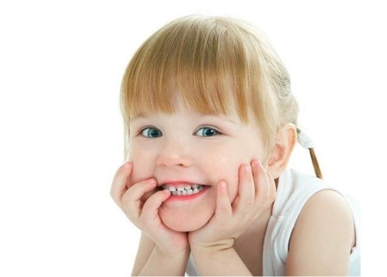 Trẻ 5 tuổi mọc răng hàm