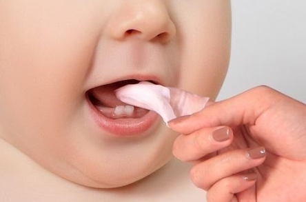 Trẻ mọc răng hàm trong bao lâu